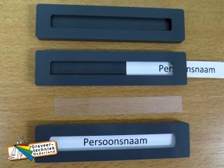 Kunststof naamhouder in de kleur donkergrijs, lichtgrijs, zwart, rood, wit of rood